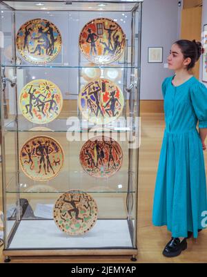 London UK 26 June 2022(Embargoed till 27 June 00,01am) Le Satiricon,set of 7 Terracota plates with colored engobe, Est € 25.000-35.000 Bonhams London Preview of Jean Cocteau et l'Atelier Madeline-Jolly une amitié sans faille findet am 29. September 2022 in Paris statt. Paul Quezada-Neiman/Alamy Live News Stockfoto