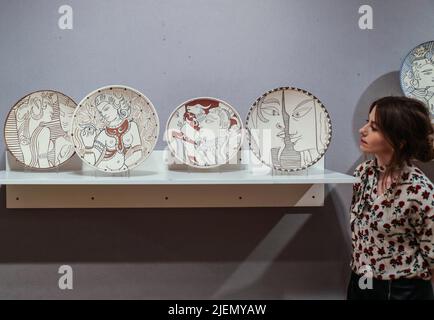 London UK 26 June 2022(Embargoed till 27 June 00,01am) Bonhams London Preview of Jean Cocteau et l'Atelier Madeline-Jolly une amitié sans faille findet am 29. September 2022 in Paris statt. Paul Quezada-Neiman/Alamy Live News Stockfoto