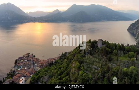 Luftaufnahme schönes Panorama des Comer Sees vom Schloss Vezio bei Sonnenuntergang - Varenna, Lombardei, Italien Stockfoto