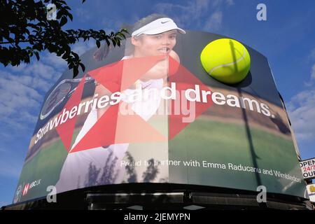 London, Großbritannien, 27.. Juni 2022. Eine Werbung mit Tennisstar Emma Radacanu. Tennis Themen Shop zeigt und in Wimbledon Village und dem Zentrum der Stadt, wie das Turnier 2022 beginnt. In diesem Jahr ist der Boden nach der Covid-Pandemie wieder voll ausgelastet. Kredit: Elfte Stunde Fotografie/Alamy Live Nachrichten Stockfoto