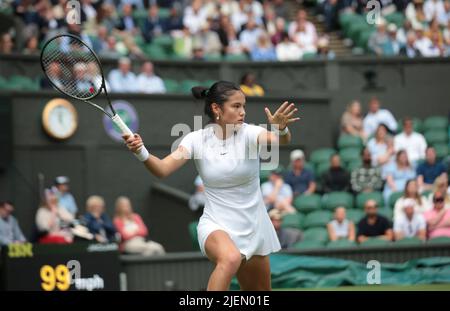 London, Großbritannien. 27.. Juni 2022. Die britische Emma Raducanu spielt in ihrem Spiel gegen die Belgierin Alison Van Uytvanck am 27. Juni 2022 in London im ersten Lauf der Wimbledon-Meisterschaften 2022 eine Vorhand. Raducanu gewann das Spiel 6-4, 6-4. Foto von Hugo Philpott/UPI Credit: UPI/Alamy Live News Stockfoto