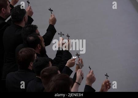 Vatikanstadt, Vatikan. 27. Juni 2022. Papst Franziskus segnet die Kreuze der Mitglieder der Neokatechumenalen Gemeinschaft in der Aula Paul VI. Quelle: Maria Grazia Picciarella/Alamy Live News Stockfoto