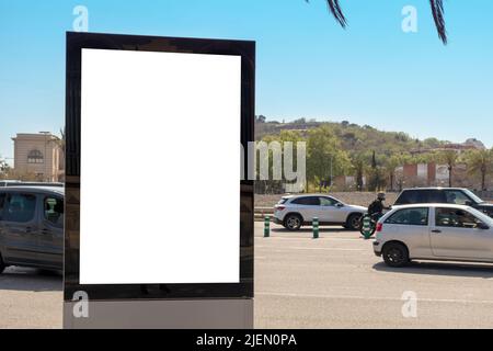 Leere Nachbildung von vertikalen Straßenplakatwerbung im Freien im Hintergrund der Stadt Stockfoto