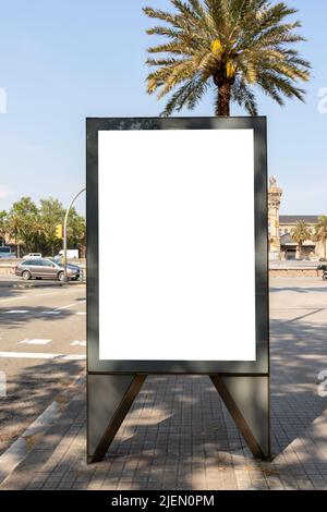 Leere vertikale Straßenwerbung mit Palmen und Stadtbild an einem sonnigen Tag Stockfoto