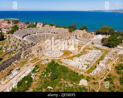 Blick von der Drohne auf das römische Amphitheater an der archäologischen Stätte in Side Stockfoto