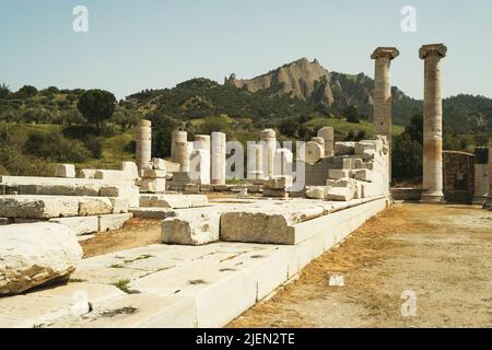 Sardes Tempel der artemis Ruinen in Bäumen. Stockfoto