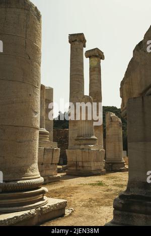 Ein Blick auf die sardes-Tempelsäulen. Stockfoto