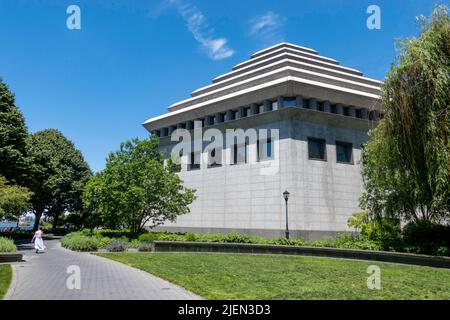 Das Museum of Jewish Heritage - A Living Memorial to the Holocaust befindet sich im Battery Park City, New York City, USA 2022 Stockfoto