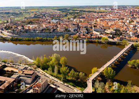 Drohnenansicht der spanischen Stadt Zamora am Duero-Fluss Stockfoto