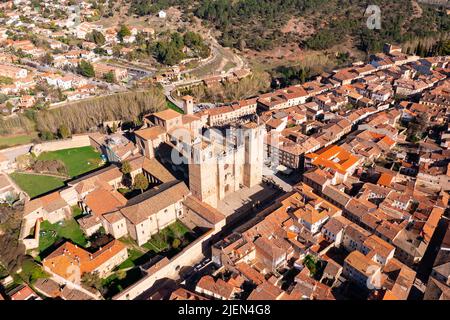 Luftaufnahme der mittelalterlichen Catedral de Santa Maria in der spanischen Stadt Siguenza Stockfoto