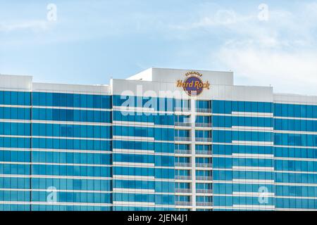 Tampa, USA - 4. Oktober 2021: Seminole Hard Rock Cafe Hotel und Casino Resort Schild für berühmtes Restaurant in Florida Außenfassade aus modernem Glas BU Stockfoto