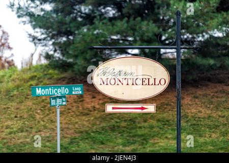 Charlottesville, USA - 25. Oktober 2020: Wegbeschreibung nach Monticello, das Hausschild von Thomas Jefferson am Eingangsschild auf der Straße Stockfoto