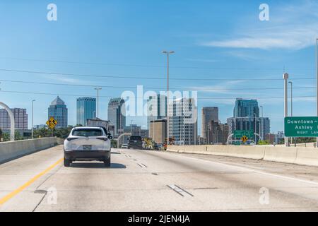 Tampa, USA - 4. Oktober 2021: Road Street Interstate Highway i75 in Tampa, Florida Hillsborough County mit Autos im Verkehr und aus der Sicht der Städte Stockfoto