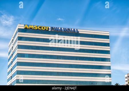 Tampa, USA - 4. Oktober 2021: Tampa, Florida Hillsborough County moderner Gebäudeturm mit blauem Himmel und Schild für das Außengelände von Amscot Financial Stockfoto