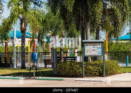 Tarpon Springs, USA - 4. Oktober 2021: Griechische Stadt Tarpon Springs, Florida freier Eintritt in den Wasserpark im tropischen Sommer ohne jemanden Stockfoto