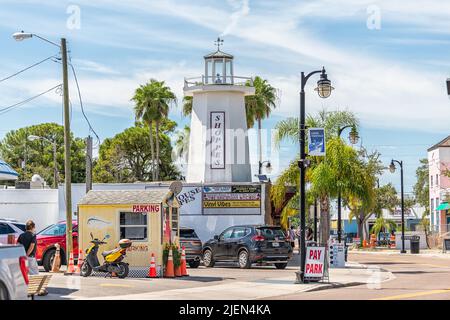 Tarpon Springs, USA - 4. Oktober 2021: Florida Griechische Fischerdorf Stadt Dodecanese Boulevard Street Buildings mit berühmten Lighthouse Shoppes Geschäfte Stockfoto