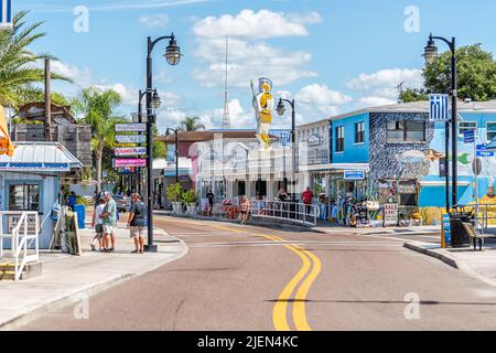 Tarpon Springs, USA - 4. Oktober 2021: Florida Griechenland Stadt Fischerdorf Dodecanese Boulevard blau bunte Gebäude mit berühmten Hellas Restaurant Stockfoto