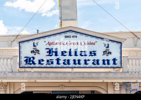 Tarpon Springs, USA - 4. Oktober 2021: Griechische Stadt in Florida an der Dodekanes Boulevard Straße weiße Gebäude Architektur mit berühmten Hellas Restaurant Stockfoto