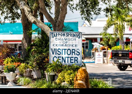 Tarpon Springs, USA - 4. Oktober 2021: Farbenfrohe blau-weiße griechische europäische Kleinstadt in Florida sonniger Tag Schild für die Handelskammer bei Visitors Cen Stockfoto