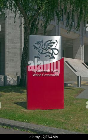 Llywodraeth Cymru. Walisisches Regierungszeichen, zweisprachig, außerhalb des walisischen Büros, Cardiff. 2022. Juni Stockfoto