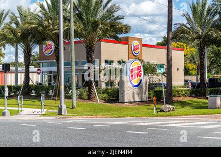 Port Richey, USA - 4. Oktober 2021: Florida Stadt an der Golfküste mit Schild am Gebäude für Burger King Fast Food gemeinsame Kette Restaurant bekannt f Stockfoto