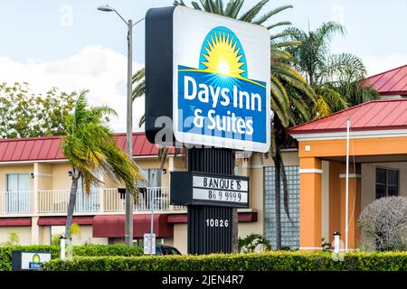 Port Richey, USA - 4. Oktober 2021: Florida Stadt an der Golfküste mit Schild für Days Inn und Suites Gebäude Außeneingang für günstiges Hotel mot Stockfoto