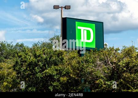 Port Richey, USA - 4. Oktober 2021: Florida Stadt an der Golfküste mit Nahaufnahme des grünen Schildes für TD Bank Zweigstelle Logo für Internet-basierte Nische Bank Stockfoto