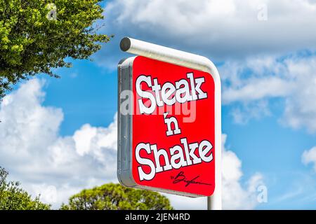 Port Richey, USA - 4. Oktober 2021: Florida City an der Golfküste mit Schild in rot für das berühmte Steak n Shake Fast Food Joint, bekannt für Steakburger Stockfoto