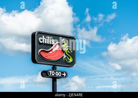 Port Richey, USA - 4. Oktober 2021: Florida City an der Golfküste mit Nahaufnahme des Schildes für Chili's Restaurant und Logo mit To-Go-Text für legere Geschäftsleute Stockfoto