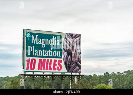 Adel, USA - 5. Oktober 2021: Blick auf die Interstate i-75 in Georgia für die Magnolia Plantation in 10 Meilen Entfernung in Tifton, einem Rastlager für gif Stockfoto