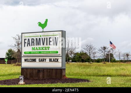 Madison, USA - 5. Oktober 2021: Madison, Georgia, örtliches Farmview-Markt, Farmer's Food Store Schild auf der Straße mit Café, Metzger, Lebensmittelgeschäft und Geschenken und Text Stockfoto