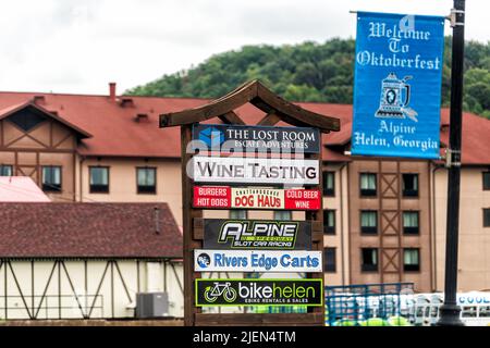 Helen, USA - 5. Oktober 2021: Helen, Georgia Bayerisches Dorfschild für viele Geschäfte Geschäfte auf dem Oktoberfest auf der Straße durch Architekturgebäude f Stockfoto