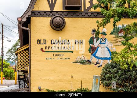 Helen, USA - 5. Oktober 2021: Bayerisches Dorf Helen, Georgia traditionelle Architektur farbenfrohes Gebäude Hausschild für Old Bavaria Inn Restaurant Stockfoto