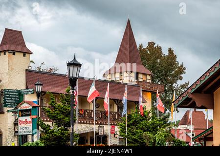 Helen, USA - 5. Oktober 2021: Bayerisches Dorf Helen, Georgia mit Geschäften im Castle Inn Gebäude Schild mit traditioneller deutscher Architektur Stockfoto