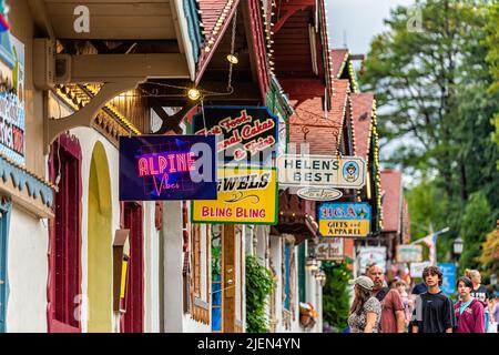 Helen, USA - 5. Oktober 2021: Helen, Georgia Bayrische Dorfstadt Traditionelles Architekturhaus mit Schild für Alpine Vibes Shop Store auf Ma Stockfoto