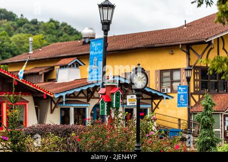 Helen, USA - 5. Oktober 2021: Bayerisches Dorf Helen, Georgia mit Häusern Stadtbild an der Hauptstraße mit traditioneller alpiner Architektur r Stockfoto