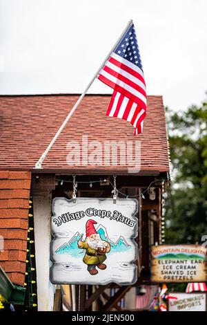 Helen, USA - 5. Oktober 2021: Helen, Georgia Bayrische Stadt mit Schild an der Hauptstraße für das Restaurant Village Crepe Haus beim Oktoberfest Stockfoto