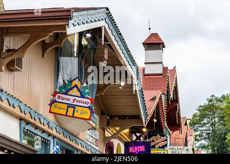 Helen, USA - 5. Oktober 2021: Helen, Georgia Bayrische Dorfstadt Traditionelles Architekturhaus mit Schild für Alpine Fantasy Souvenirshop stor Stockfoto