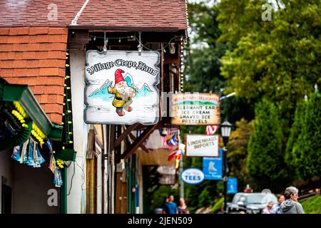 Helen, USA - 5. Oktober 2021: Helen, Georgia Bayrische Stadt mit Schild an der Hauptstraße für das Restaurant Village Crepe Haus beim Oktoberfest Stockfoto