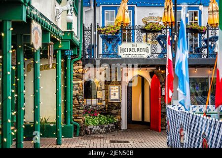 Helen, USA - 5. Oktober 2021: Bayerisches Dorf Helen, Georgia mit blauer traditioneller Architektur des Heidelberger Gaststätteneingangs Durin Stockfoto