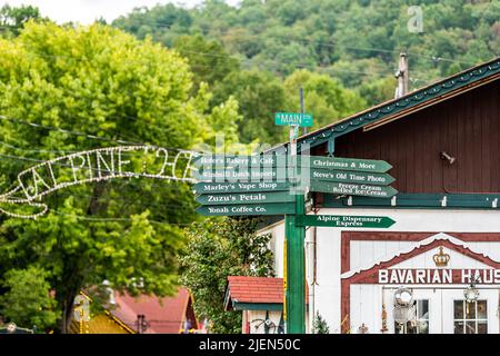 Helen, USA - 5. Oktober 2021: Alpine Helen, Georgia Dorfschild für viele Geschäfte Geschäfte an der Hauptstraße von Bavarian haus Architektur Gebäude mit Stockfoto