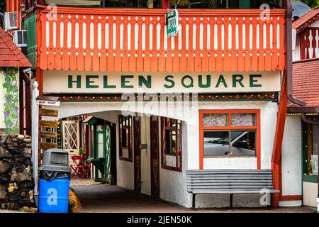 Helen, USA - 5. Oktober 2021: Helen, Georgia Bayerisches Dorf Traditionelles Architekturhaus mit Schild für Platz an der Hauptstraße und nein Stockfoto