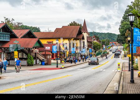 Helen, USA - 5. Oktober 2021: Helen, Georgia Bayerisches Dorf lagert Geschäfte auf dem Oktoberfest mit Autos auf der Hauptstraße an der historischen Straße Stockfoto