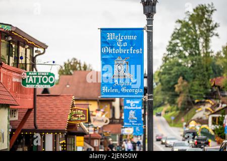 Helen, USA - 5. Oktober 2021: Helen, Georgia Bayerische Dorfgeschäfte Geschäfte mit Banner Nahaufnahme für die Begrüßung zum Oktoberfest auf der Hauptstraße von h Stockfoto