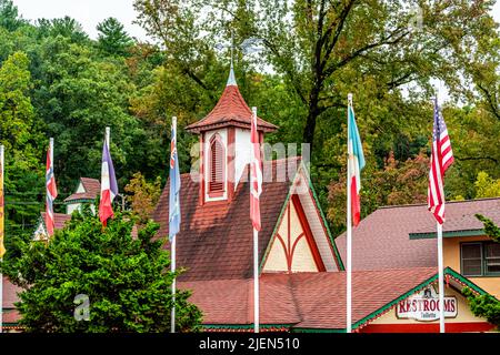 Helen, USA - 5. Oktober 2021: Bayerisches Dorf Helen, Georgia mit Hausbauturm an der Hauptstraße alpine Architektur mit Fahnen und Schild für Stockfoto