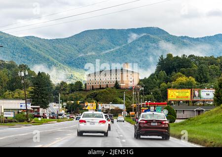 Sylva, USA - 6. Oktober 2021: Straße in die Innenstadt von Sylva, North Carolina, mit rauchigem Bergnebel im Blue Ridge Mountains Stadtbild zu Hause Stockfoto