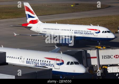 London, Großbritannien. 26.. Juni 2022. British Airways-Flugzeuge sind am Flughafen London Heathrow zu sehen. Hunderte der Bodenmitarbeiter des Flaggenträgers haben für den nächsten Monat über eine 10%ige Lohnsendungszahlung gestimmt, die während der Coronavirus-Pandemie verhängt wurde. (Foto von Tejas Sandhu/SOPA Images/Sipa USA) Quelle: SIPA USA/Alamy Live News Stockfoto