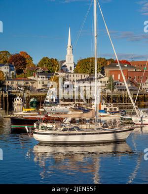 Herbstmorgen im Hafen von Camden, Camden, Maine, USA Stockfoto