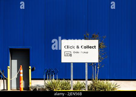 Jacksonville, USA - 19. Oktober 2021: Unterzeichnen Sie für IKEA Home Furniture Furniture Warehouse Center Store Building for click and collect order Pickup dire Stockfoto