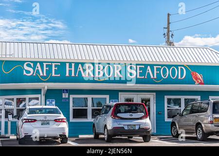 Crescent Beach, USA - 19. Oktober 2021: Strand in der Nähe von Marineland, Florida mit Schild für Safe Harbor Seafood Restaurant mit vintage blauer Architektur und Stockfoto